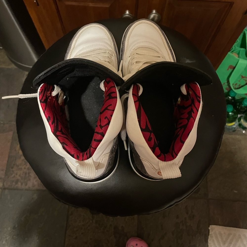 Size 6 which is a woman’s size 7. Retro Jordans in good condition.